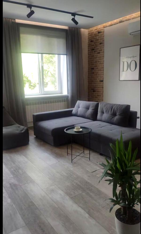 Spacious 1-bedroom apartment in city center with designer renovation