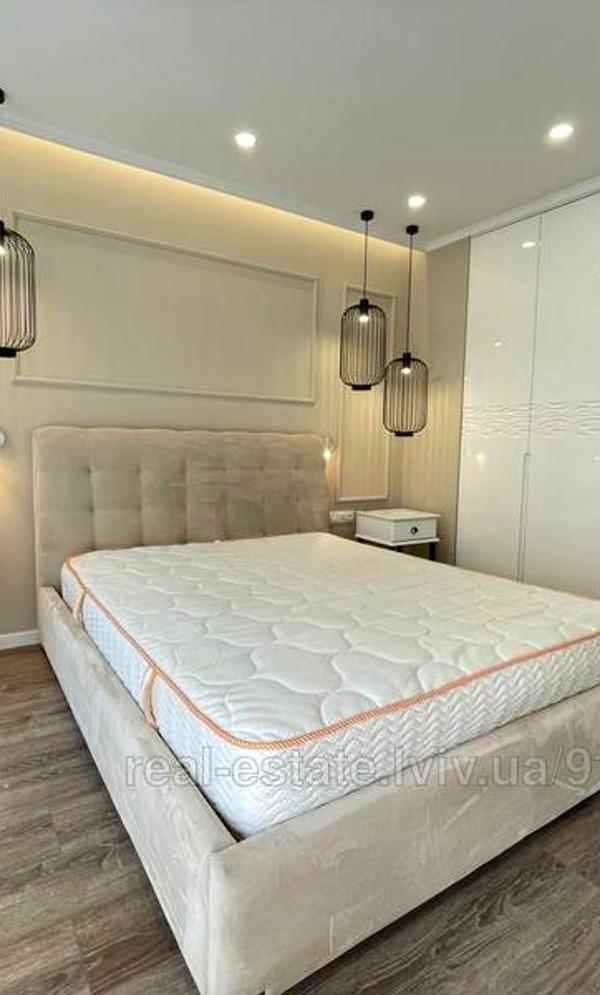 Designer-renovated 2-room apartment with studio kitchen near city center