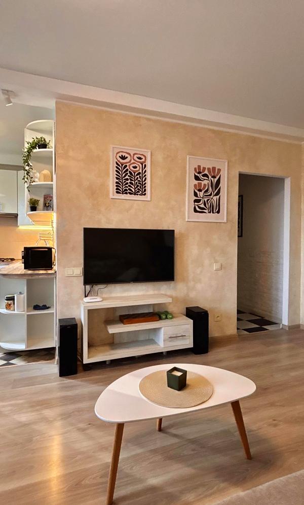 2-Room Apartment near Zvirinetska Metro with Modern Renovation