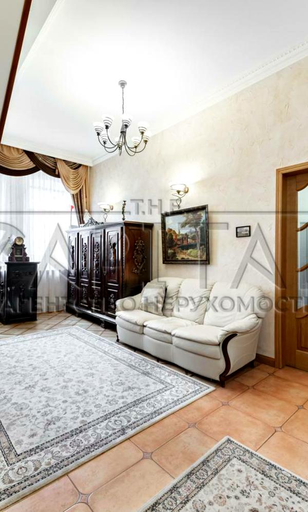 Two-level apartment in historical downtown area near Golden Gates
