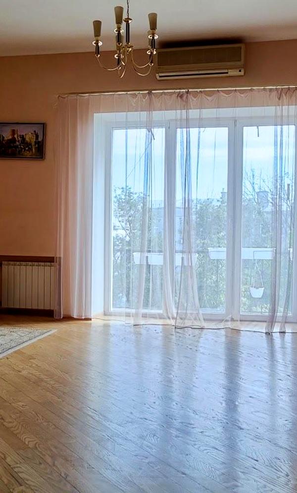 Spacious Kiev Center Apartment near Mariinsky Park with Fireplace