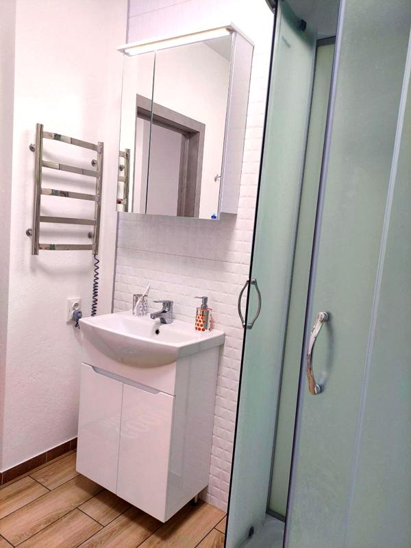 1-Bedroom Apartment near Vyrlytsia Metro with Modern Amenities