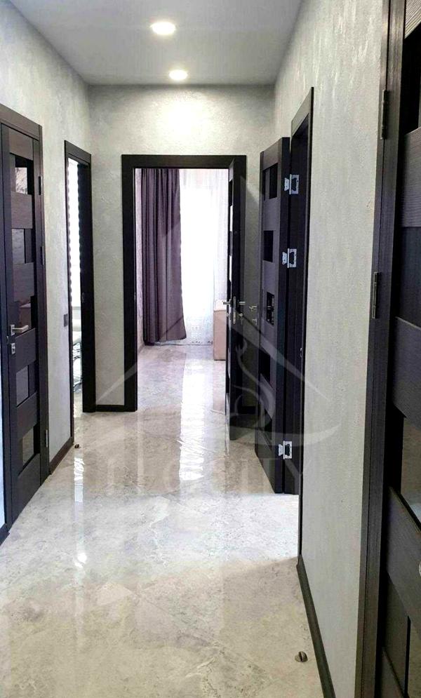 Premium 3-Bedroom Apartment in Frankivsk District with Modern Amenities