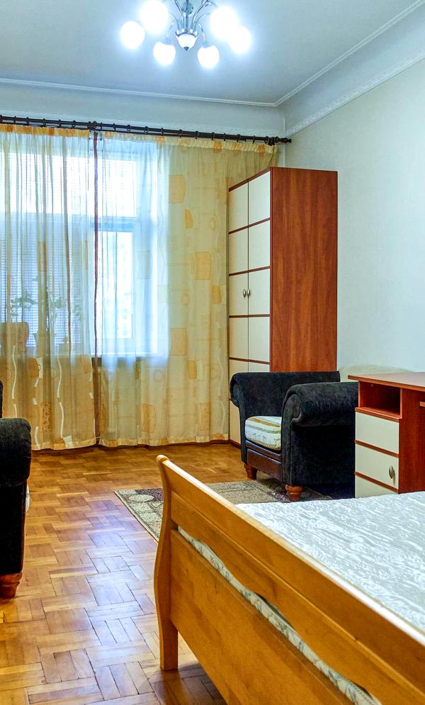 3-Bedroom Apartment on Kruglouniversitetskaya Street