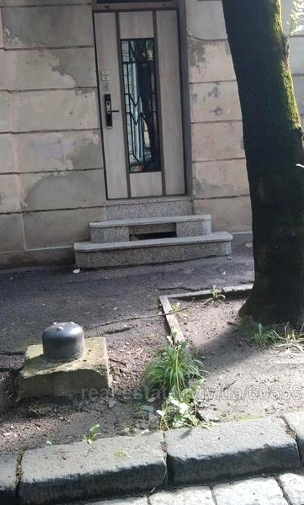 Spacious Apartment with Individual Heating, Suitable for Residential or Office Use