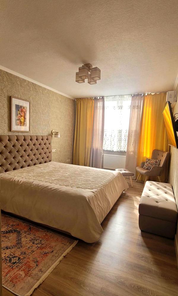 Spacious 1-Bedroom Apartment in Poznyaki with Modern Design