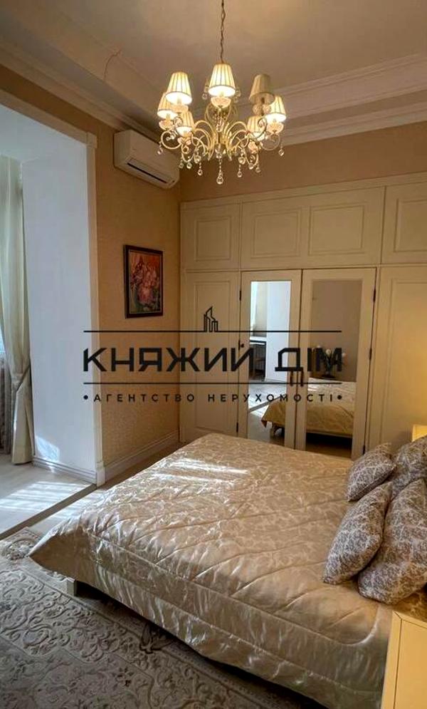 2-Room Apartment in Holosiivskyi District, Antonovycha Street