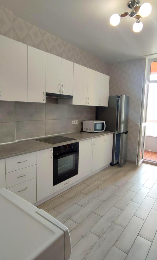 1-bedroom apartment near Livoberezhna metro with modern renovation