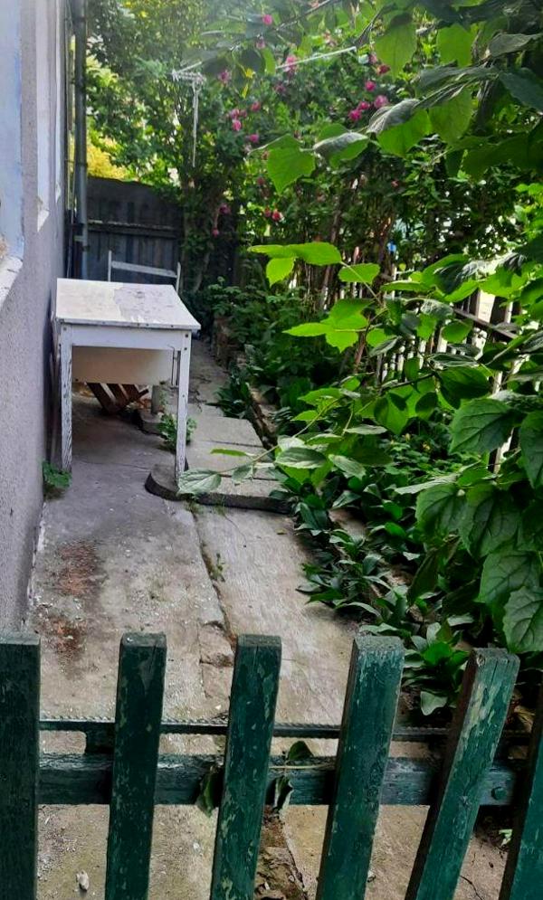 1-Room Apartment with Private Courtyard, Near Privoz Market