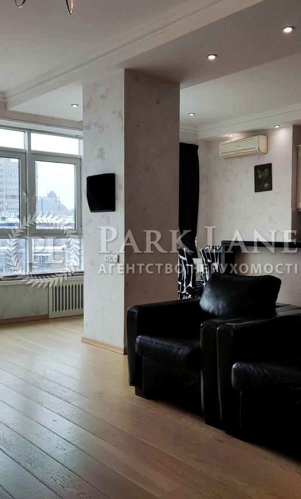 3-Bedroom Spacious Apartment near Pechersk Metro with Panoramic Windows
