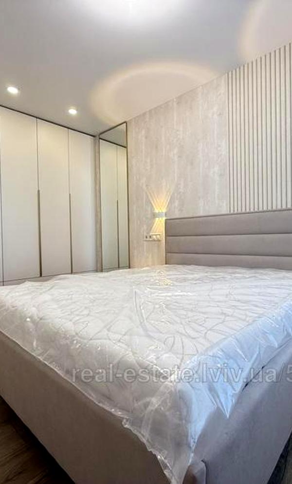 Designer Renovated Apartment in Avalon Yard Complex with Modern Amenities