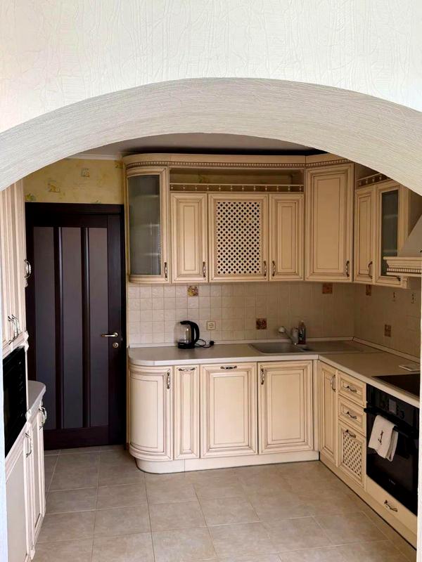 Spacious 2-Room Apartment in City Center near Palace of Ukraine Metro