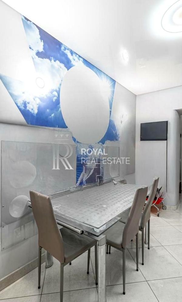 4-Room Apartment on Lesia Ukrainka Boulevard with Premium Features
