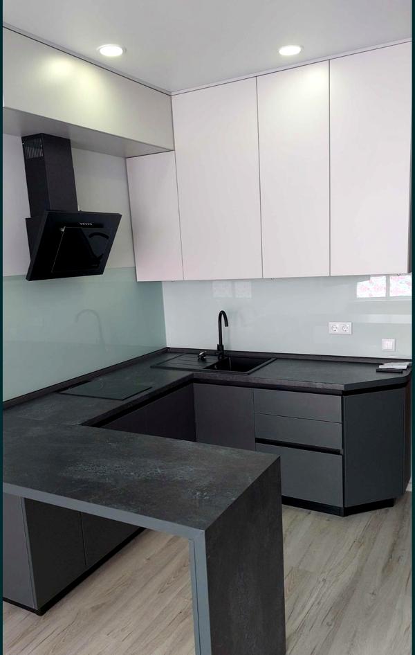 Cozy Studio Apartment near Livoberezhna Metro with Generator