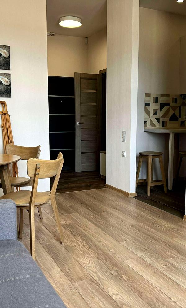 2-Room Apartment in French Quarter Complex with Functional Layout