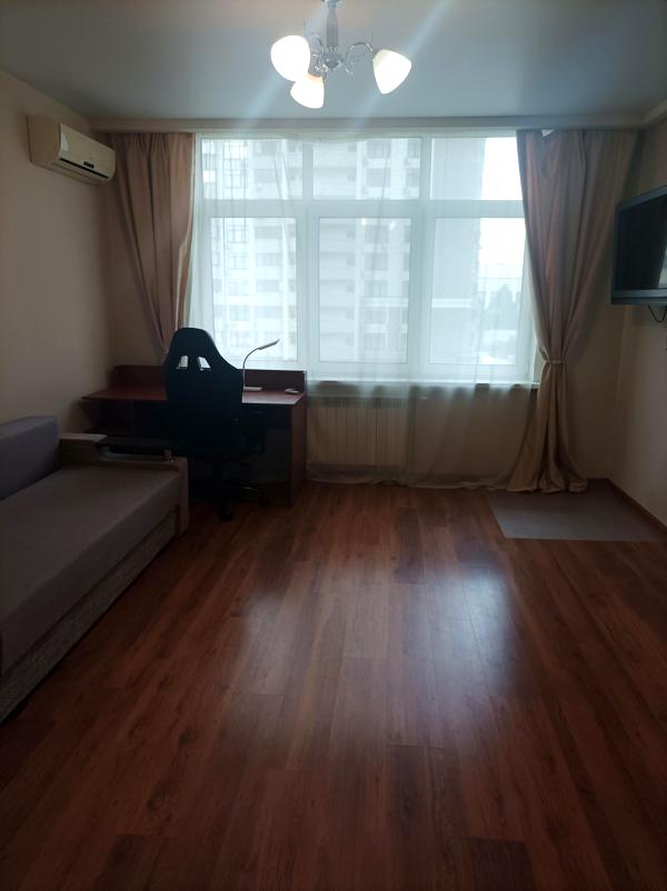 Spacious 3-Room Apartment in Green Island Complex, Kyiv