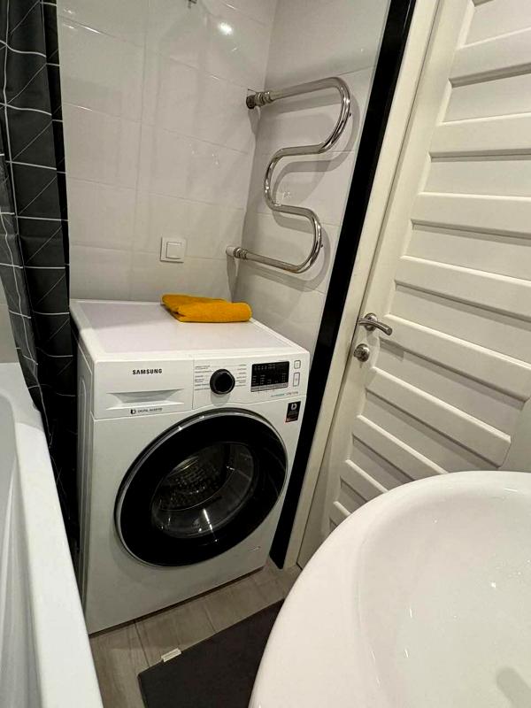 Spacious 1-bedroom apartment near Vokzalna metro with modern design and full amenities