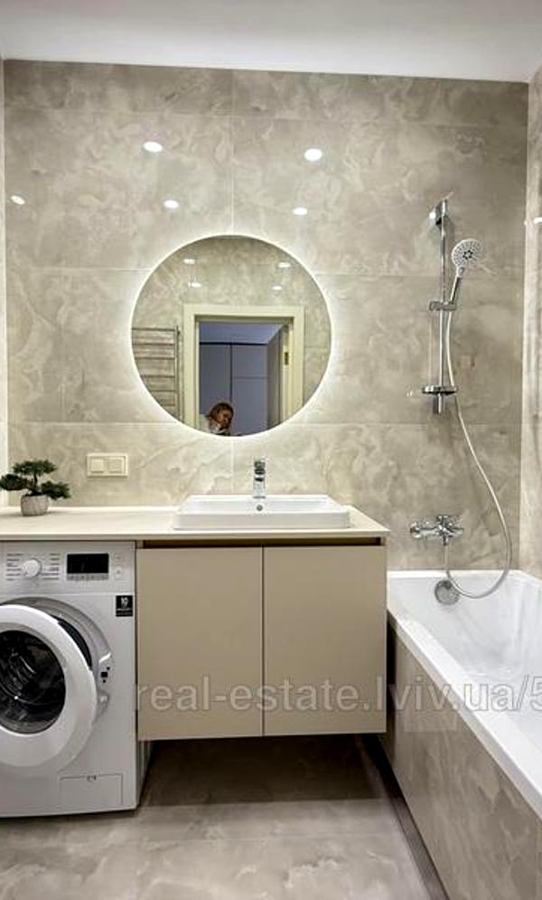 Designer Renovated Apartment in Avalon Yard Complex with Modern Amenities
