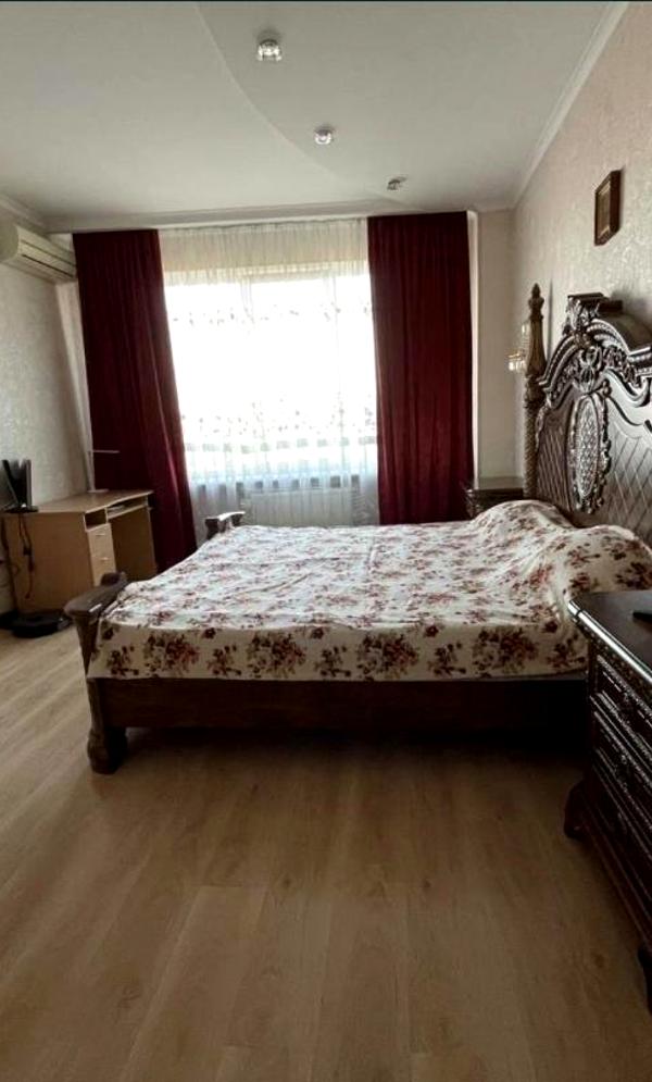 Spacious 4-Room Apartment in City Center with Panoramic Views