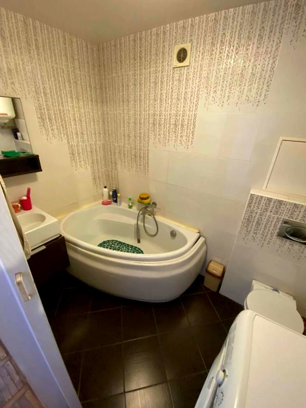 2-Room Apartment near Nezalezhnosti Street with Balcony