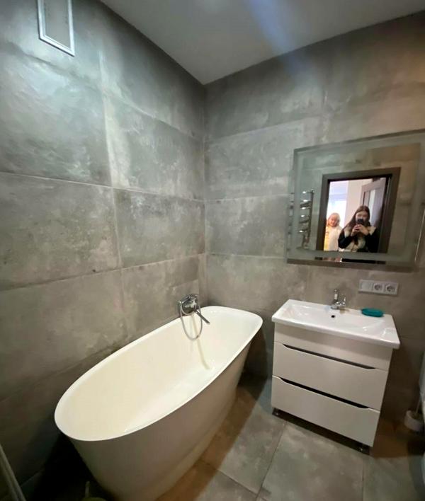Modern 2-Room Apartment near City Center with Balconies