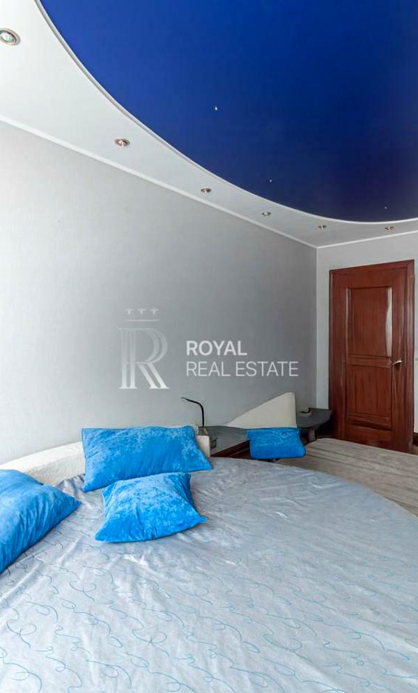 4-Room Apartment on Lesia Ukrainka Boulevard with Premium Features
