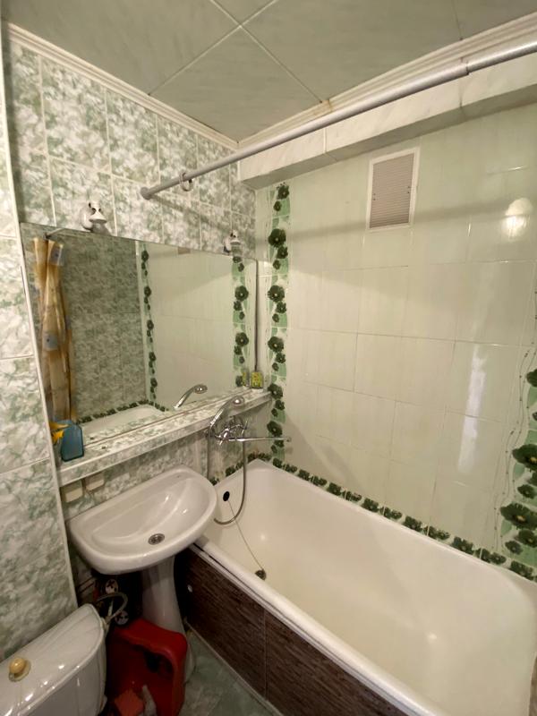 1-Bedroom Apartment Near Chernihivska Metro with Park Proximity