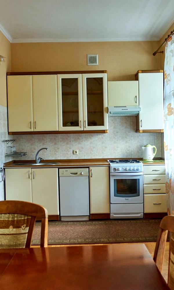 3-Bedroom Apartment on Kruglouniversitetskaya Street