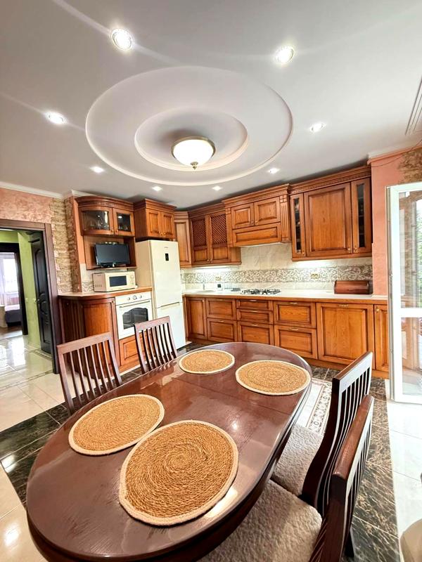 2-Bedroom Apartment with Park View on Zhasminova Street