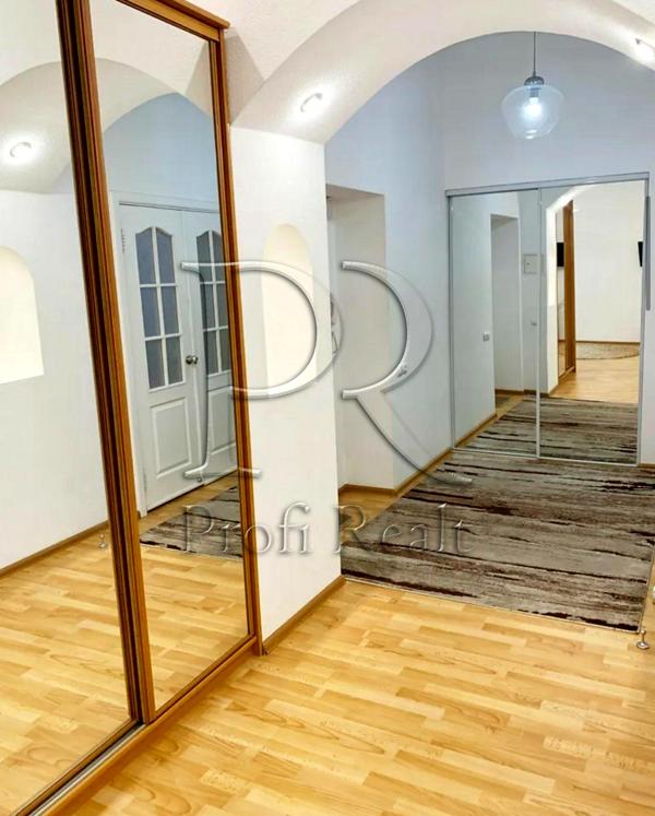 Spacious 2-room apartment in Kiev city center near Shevchenko University