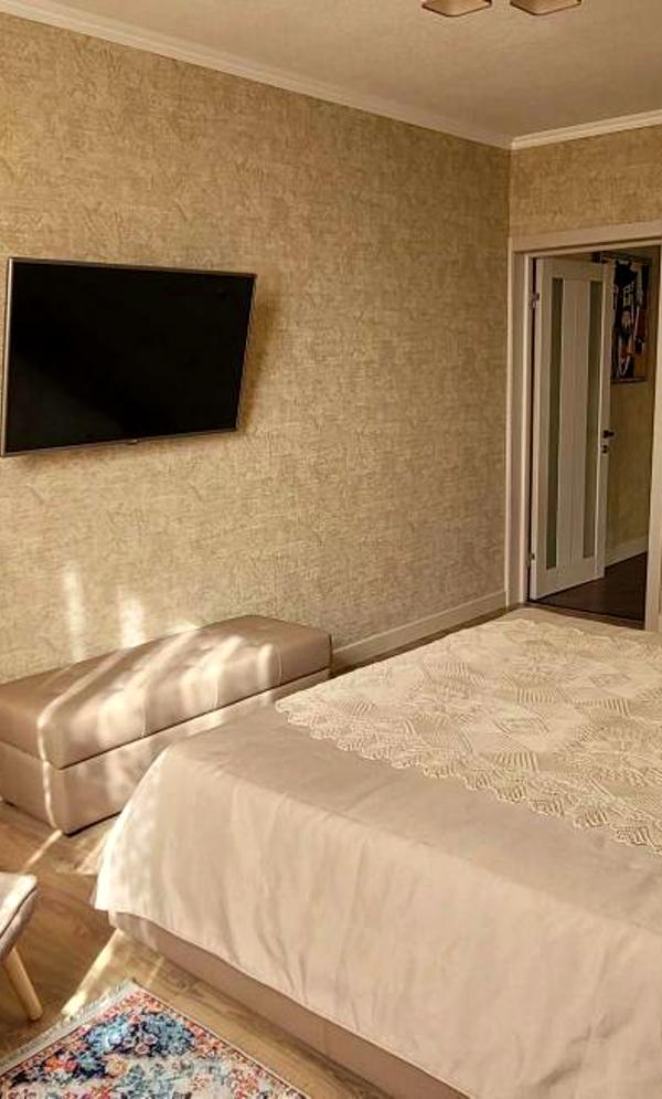 Spacious 1-Bedroom Apartment in Poznyaki with Modern Design