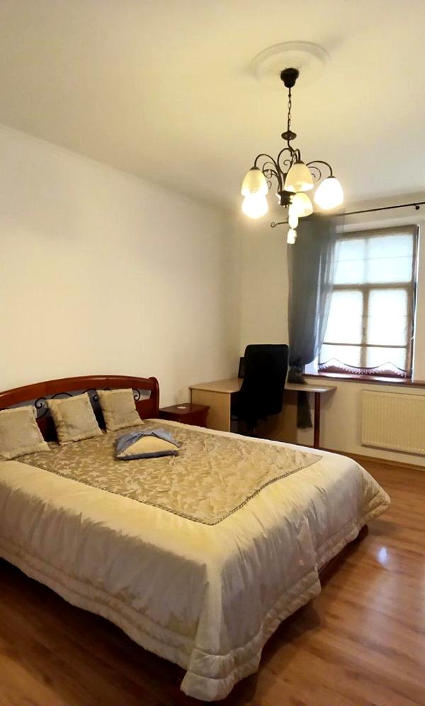 3-Bedroom Apartment with Parking in Shevchenkivsky District