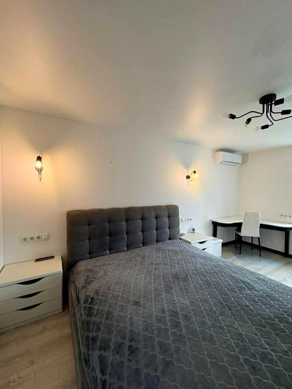 Spacious 1-bedroom apartment near Vokzalna metro with modern design and full amenities