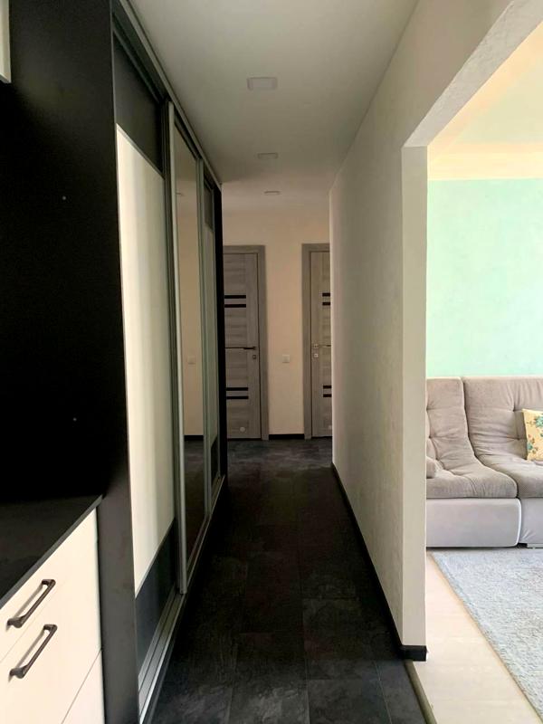 3-Room Apartment on Varshavska Street with Designer Interior