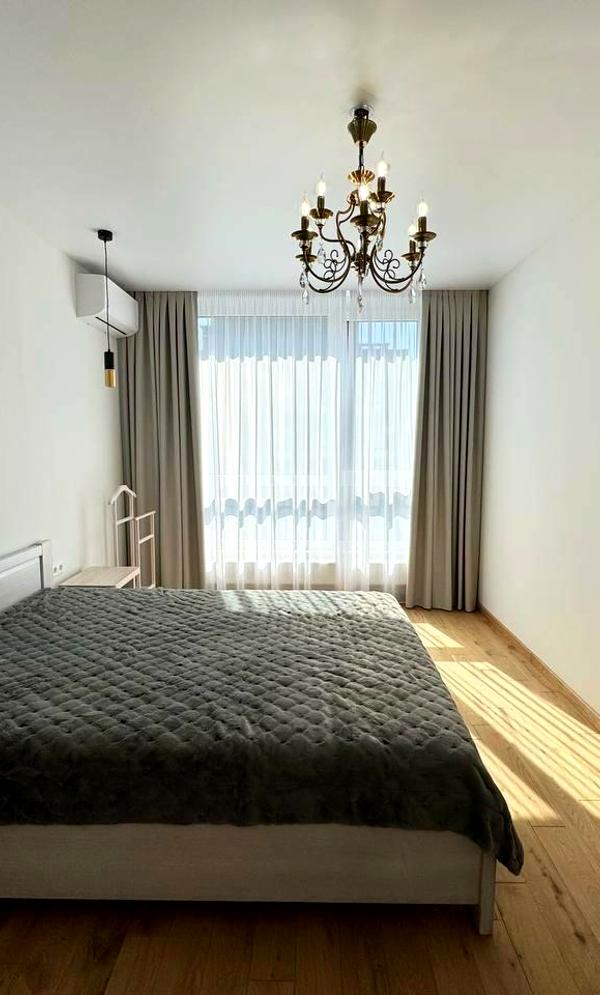 Spacious 2-room apartment with modern amenities near B. Khmelnitsky Street