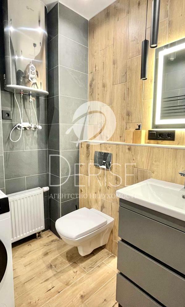 Modern 2-Room Studio Apartment near Beresteiska Metro with Balcony