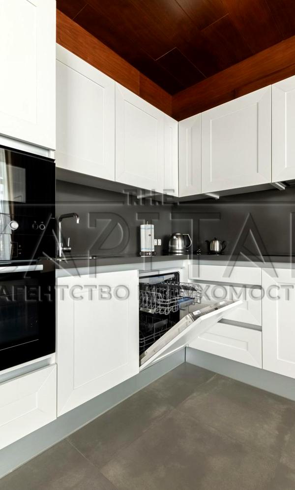 Premium 3-Room Apartment with Panoramic City View in Novopecherski Lipki Complex