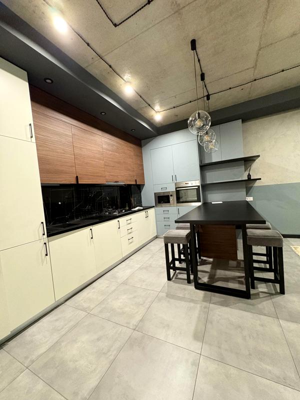 Spacious 1-Bedroom Apartment on Stusa Street with Park View