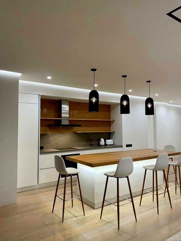 Modern 2-bedroom apartment with designer renovation and city view