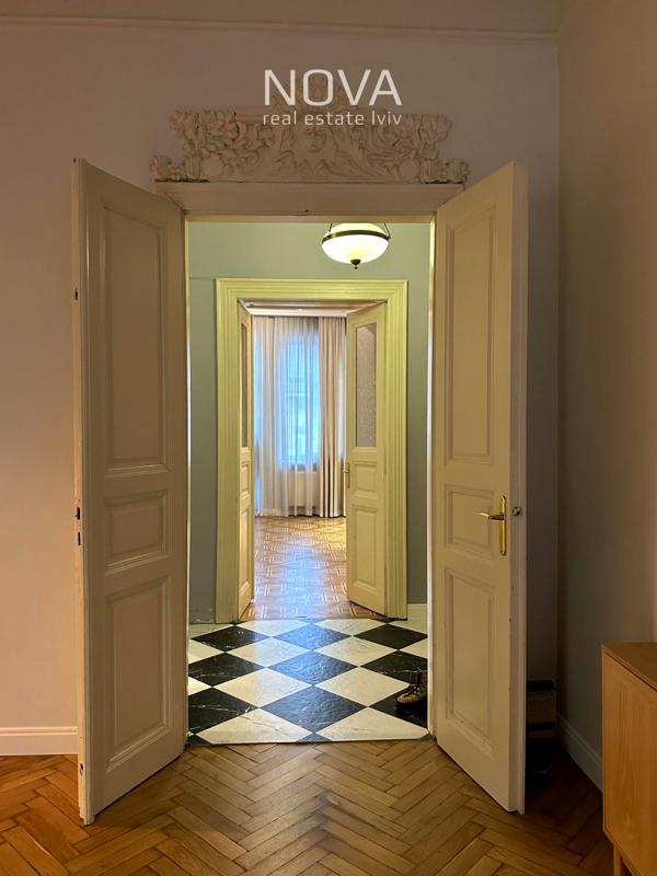Designer 3-room apartment in historic building with incredible view