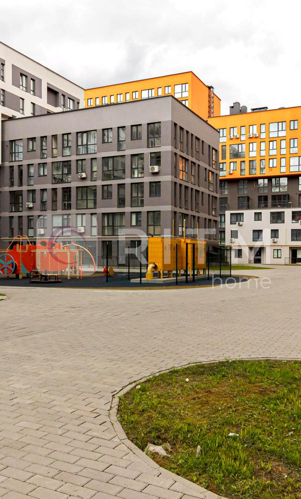 Designer 1-bedroom apartment with studio kitchen in new building