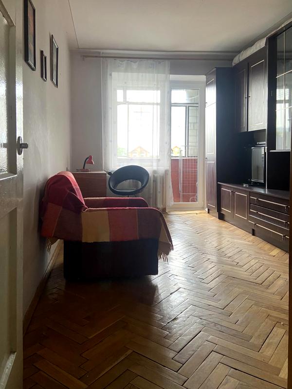 3-Room Apartment in Shevchenkivskyi District, Quiet Location, Well-Equipped