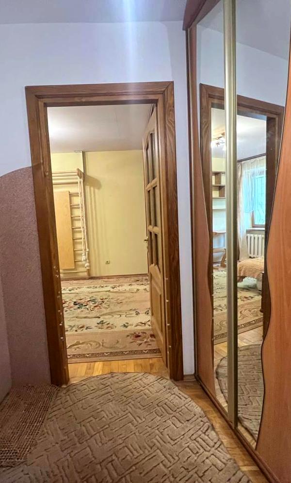 Spacious 1-bedroom apartment near Striysky Park with balcony