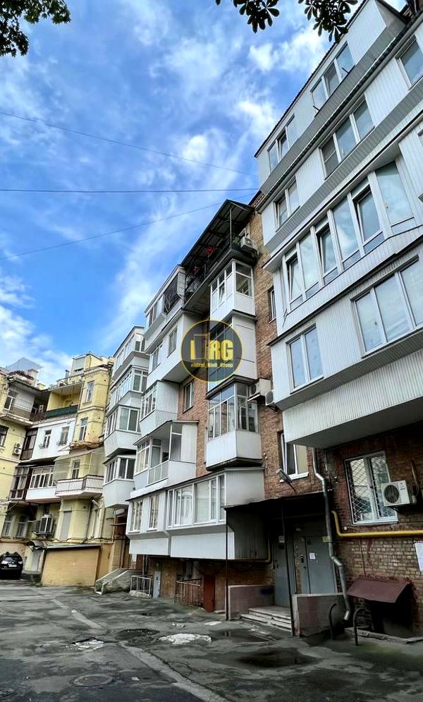 3-Room Apartment near Khreshchatyk Metro, Fully Furnished