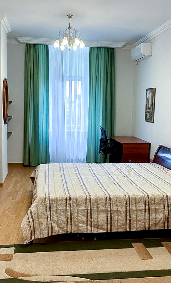 Spacious 4-room apartment in Klovskyi Descent, Pechersk District