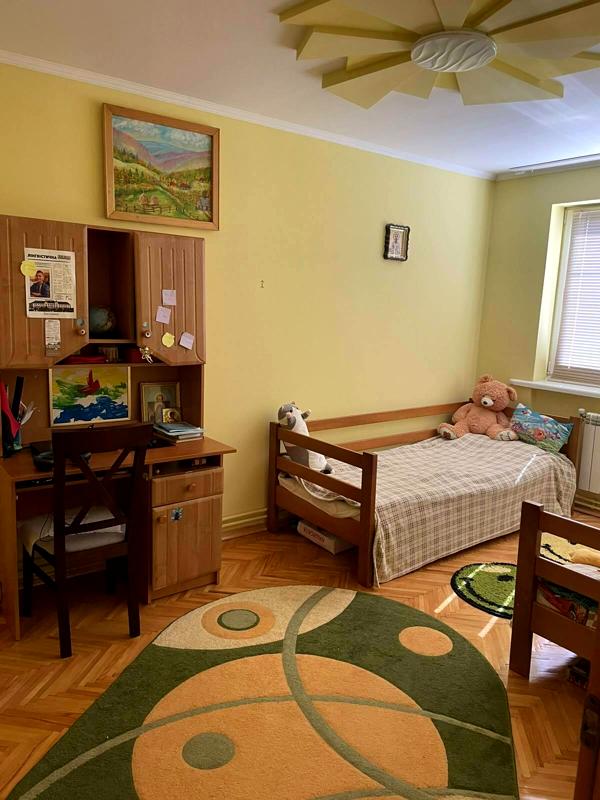3-Room Apartment in Uzhhorod City Center with Parking and Garage