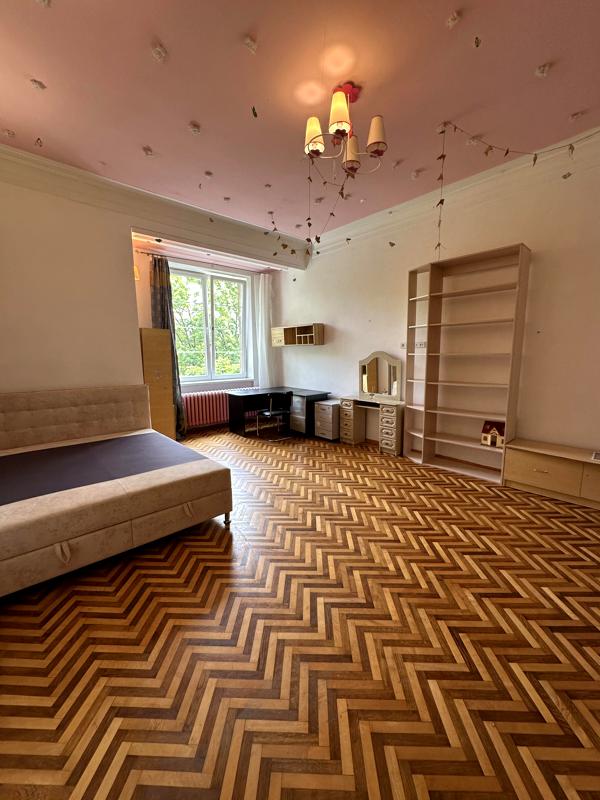 4-Room Apartment on Levynskogo Street with Designer Renovation