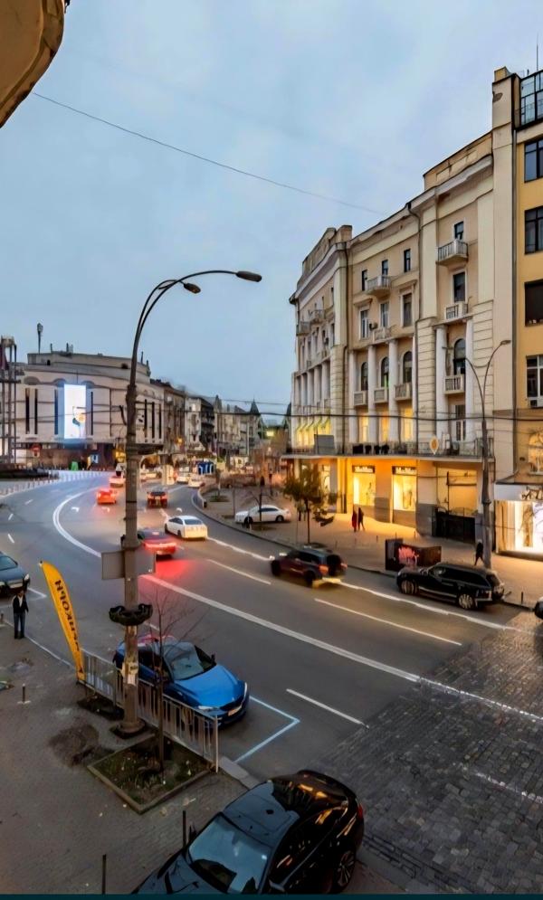 Smart Apartment in Central Kyiv at Ukrainian Heroes Square