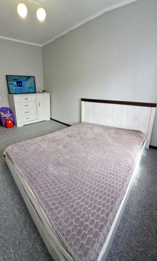 Cozy 2-Room Apartment on Santa Barbara with Amenities