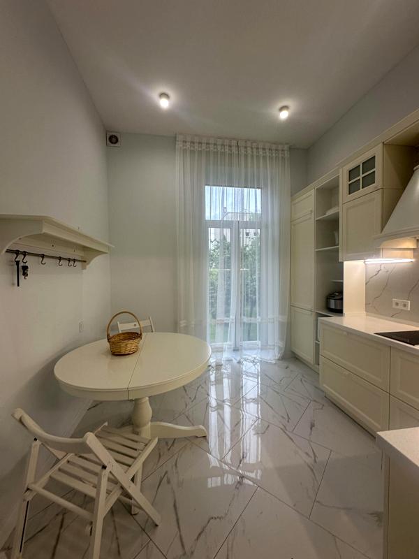 Unique 2-bedroom apartment in the heart of Lviv near Botanical Garden
